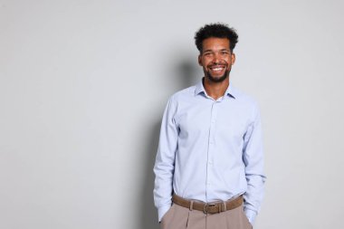 Beyaz arka planda yakışıklı bir adamın portresi, metin için boşluk