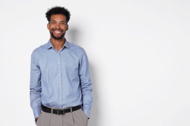 Beyaz arka planda yakışıklı bir adamın portresi, metin için boşluk