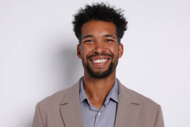 Beyaz arka planda yakışıklı bir adamın portresi.