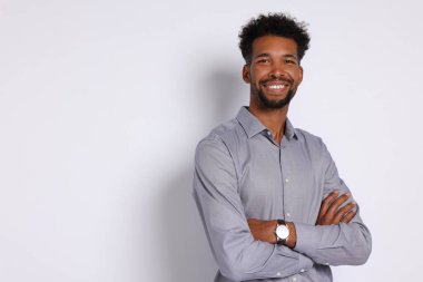 Beyaz arka planda yakışıklı bir adamın portresi, metin için boşluk