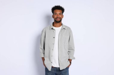 Beyaz arka planda yakışıklı bir adamın portresi.