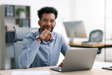 Ofisteki adamın portresi.