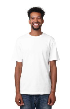 Beyaz arka planda şık tişörtler giyen bir adam. Tasarım için model