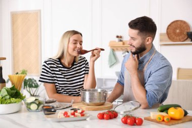 Mutfakta birlikte yemek pişiren mutlu çift.