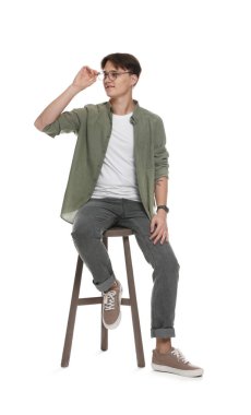 Beyaz arka planda kotlu bir adam var.