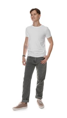 Beyaz arka planda şık kotlu adam