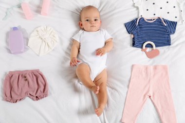 Sevimli bebek, farklı kıyafetler ve aksesuarlar.