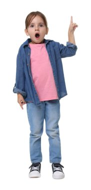 Şaşırmış küçük kız beyaz arka planı işaret ediyor.