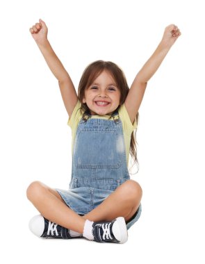 Tulum giymiş gülümseyen küçük kız beyaz arka planda oturuyor.