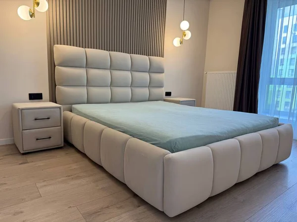 Şık bir yatak odası. Rahat büyük bir yatak odası ve parlak lambalar.