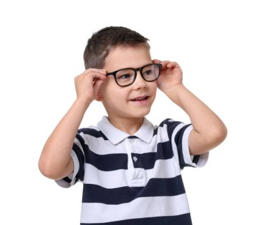 Beyaz arka planda gözlüklü şirin bir çocuk.