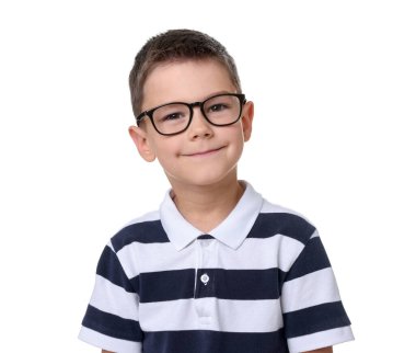 Beyaz arka planda gözlüklü şirin bir çocuk.