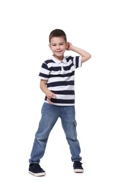 Küçük şirin çocuk beyaz arka planda eğleniyor.