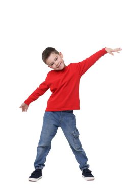 Küçük şirin çocuk beyaz arka planda eğleniyor.