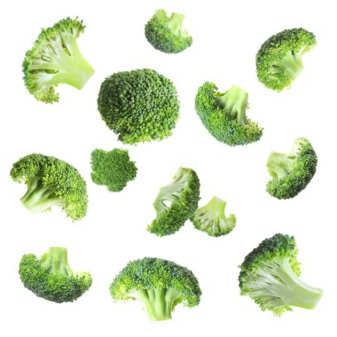 Beyaz arkaplana düşen taze yeşil brokoli