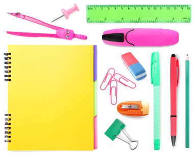 Kalemler ve diğer kırtasiyeler beyaz, set üzerinde izole