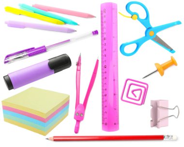 Kalemler ve diğer kırtasiyeler beyaz, set üzerinde izole