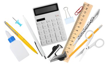 Kalemler ve diğer kırtasiyeler beyaz, set üzerinde izole