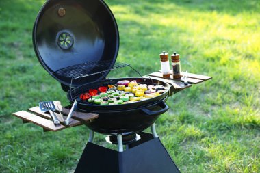 Vejetaryen barbeküsü. Farklı pişmiş sebzelerle ızgara.