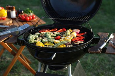 Vejetaryen barbeküsü. Farklı pişmiş sebzelerle ızgara.