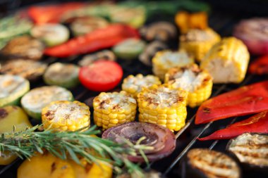 Vejetaryen barbeküsü. Izgarada farklı pişirilmiş sebzeler, yakın plan