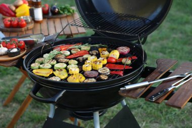 Vejetaryen barbeküsü. Farklı pişmiş sebzelerle ızgara.