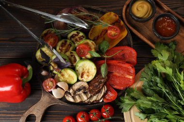 Vejetaryen barbeküsü. Ahşap masada servis edilen leziz ızgara sebzeler.