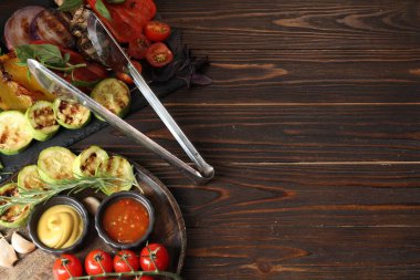 Vejetaryen barbeküsü. Ahşap masada servis edilen leziz ızgara sebzeler. Metin için boşluk