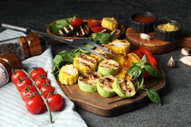Vejetaryen barbeküsü. Gri masada servis edilen lezzetli ızgara sebzeler, yakın plan.