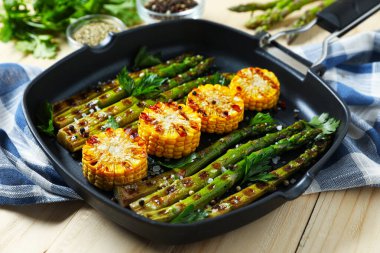 Ahşap masada baharatlı leziz ızgara sebzeler, yakın plan.