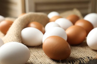 Gri masada bir sürü çiğ tavuk yumurtası, yakın plan.