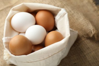 Çuvalda çiğ tavuk yumurtası, yakın plan.