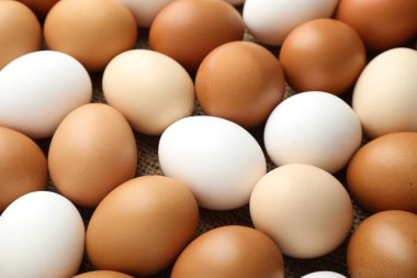 Masada bir sürü çiğ tavuk yumurtası var.