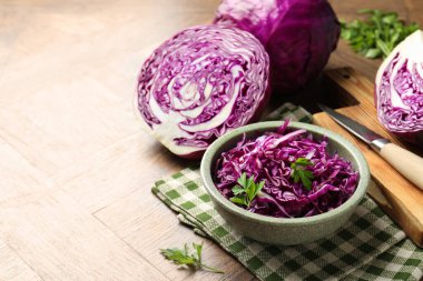 Taze kırmızı lahana, maydanoz ve tahta masada bıçak, yakın plan. Metin için boşluk