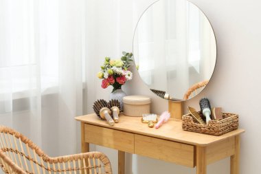 Saç şekillendirme. İçerideki ahşap kibrin farklı tarakları ve fırçaları.