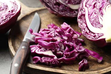 Gri masada kırmızı lahana ve bıçak kes, yakın plan.