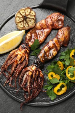 Limon, sarımsak ve salatayla servis edilen lezzetli ahtapotlar.