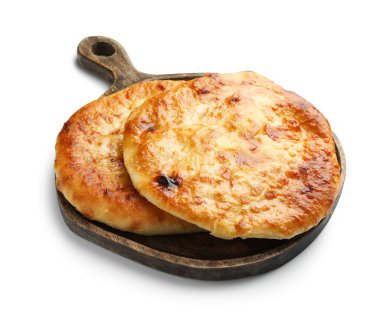 İki lezzetli Megrelian khachapurisi beyaz üzerine izole edilmiş.