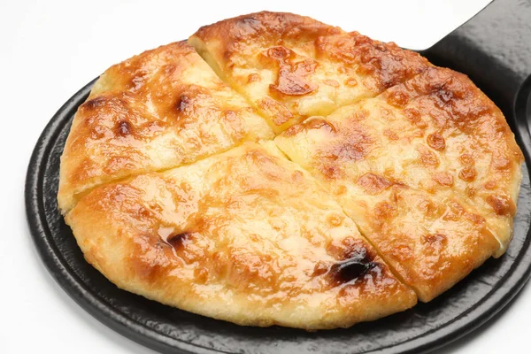 Beyaz arka planda leziz Megrelian Khachapuri kesimi, yakın plan