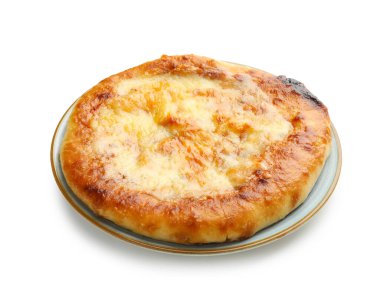 Beyaz arka planda izole edilmiş lezzetli bir Megrelian Khachapuri.