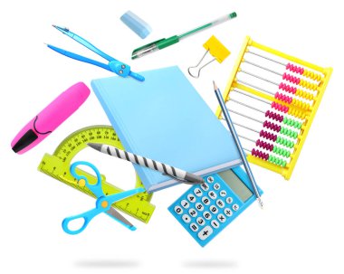 Beyaz arkaplanda havada kalemler ve diğer kırtasiyeler