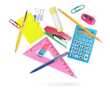 Beyaz arkaplanda havada kalemler ve diğer kırtasiyeler