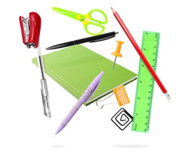 Beyaz arkaplanda havada kalemler ve diğer kırtasiyeler