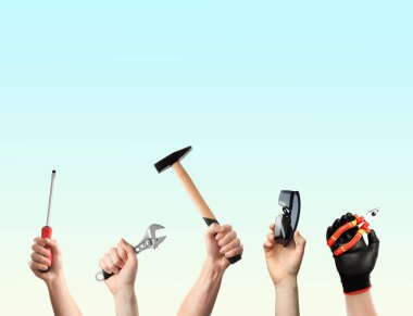 İnsanların elinde renk değişimine karşı farklı araçlar var, yakın plan. Kolaj