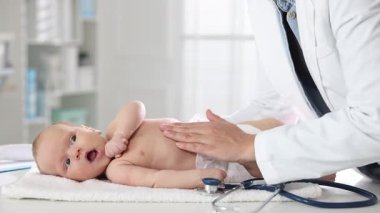 Klinikte bebek masajı yapan çocuk doktoru.