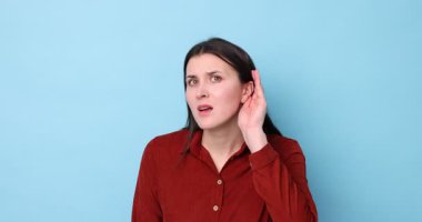 Açık mavi arka planda göğüs göğüse hareket gösteren kadın.