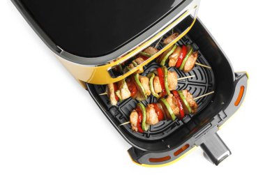 Kızarmış tavuk ve sebzeli şişler, tavuğun üstünde izole edilmiş, üst manzara.