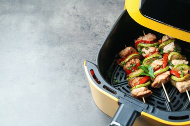 Gri masada tavuklu ve sebzeli lezzetli şişler, yakın plan. Metin için boşluk