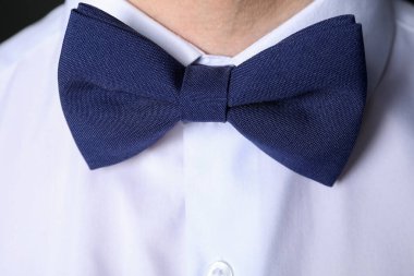 Takım elbiseli şık papyonlu adam, yakın plan.