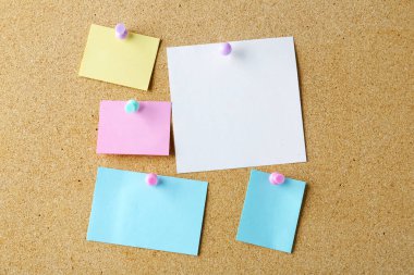 Mantar panoya iliştirilmiş boş renkli notlar, metin için boşluk